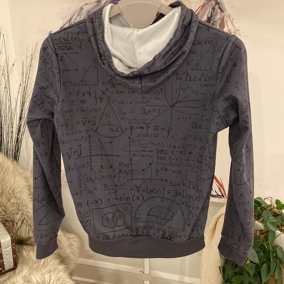 Hoodie size small - Picture 2 of 6